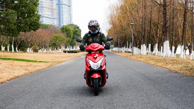 运动颜值加分，好骑依旧的代步踏板—轻骑铃木UE125动态评测