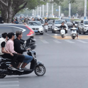 电动摩托车也是摩托车，为什么却不能在机动车道行驶？真的 ... ...