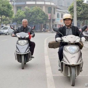 电动车充电：“上楼”违法，“楼下”危险？只需一招解决问题 ... ...