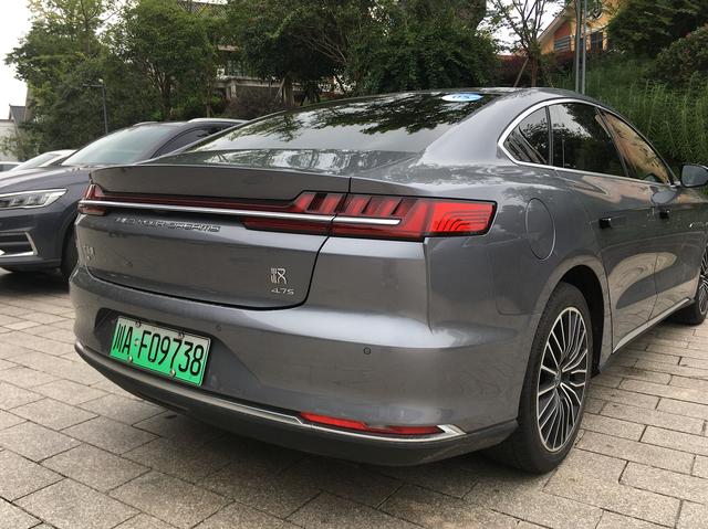 试驾比亚迪汉DM，油耗低至5.8L，加速不输V8发动机