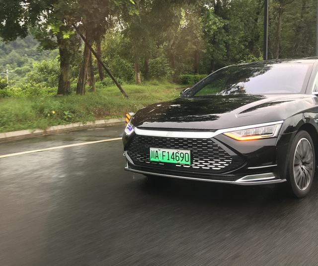 试驾比亚迪汉DM，油耗低至5.8L，加速不输V8发动机