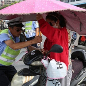 电动车加装雨棚 危险!交警见一个收一个