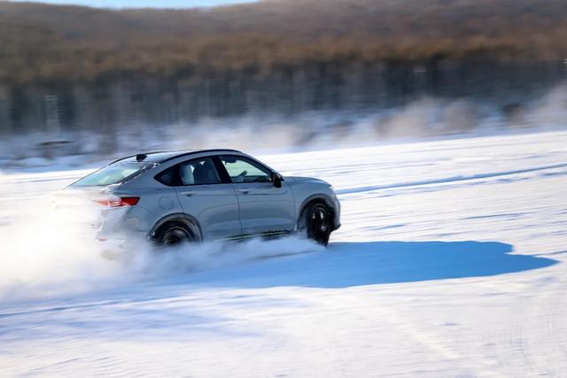 一箱油能跑1300km！吉利“中国星”系列车型冰雪试驾