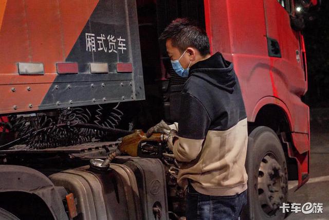 “你开大货车，这一年肯定挣了不少钱吧？”