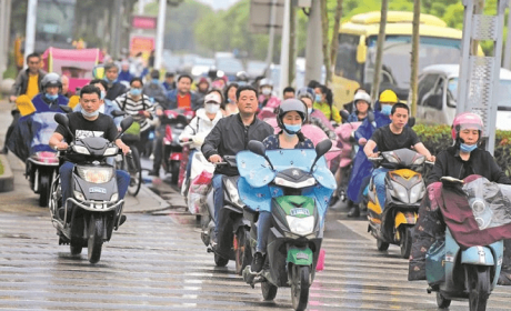 10月，多地严查电动车占道行驶的行为，车主：为什么不从 ... ...