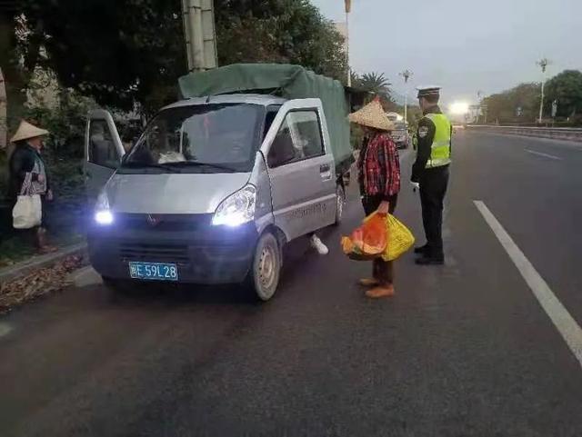 太猖狂！核载2人竟敢载了18人！这辆“疯狂货车”被查