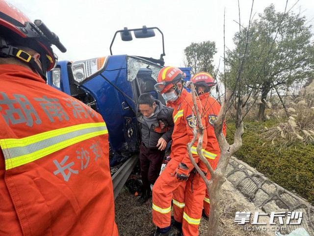 货车高速侧翻，长沙“火焰蓝”火速救援被困司机