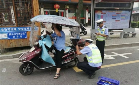 电动车加装雨伞的危害你知多少？交警来为你解答!