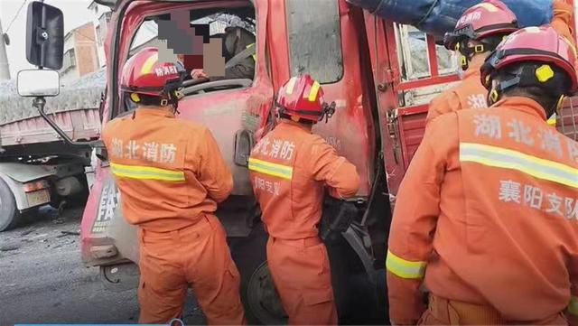 货车躲大坑变道撞上半挂车，司机被卡座位动弹不得