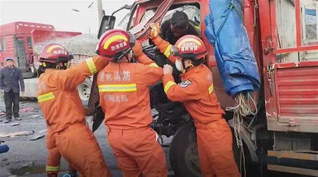 货车躲大坑变道撞上半挂车，司机被卡座位动弹不得