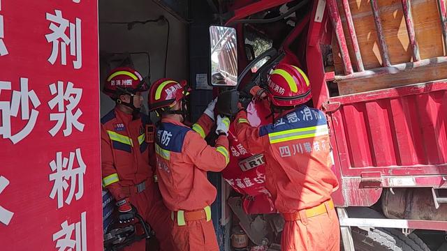 与死神擦肩而过！大货车失控撞向街边商铺致2人被困，店主反应迅速躲过一劫