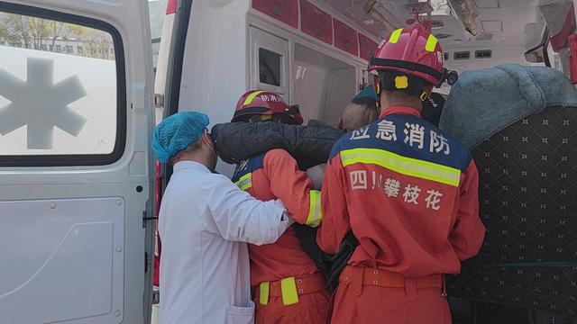 与死神擦肩而过！大货车失控撞向街边商铺致2人被困，店主反应迅速躲过一劫