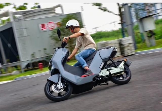 2款超级电摩来了，最高时速102km/h，最大续航可达220公里