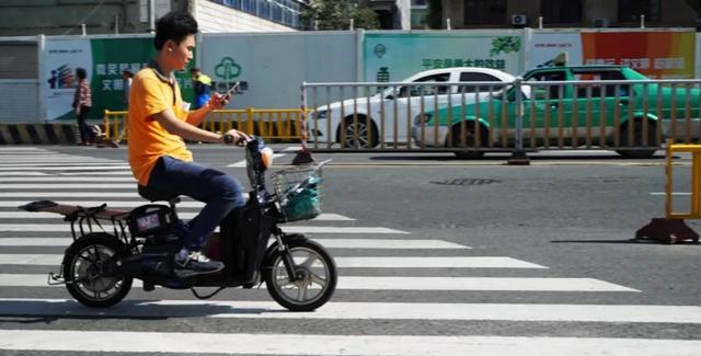 电动车又上线新规，2022年2月实施，处罚公布，网友：早该管管了