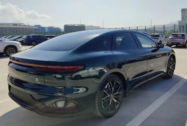 瞄准特斯拉Model S？新款比亚迪汉EV曝光，续航超700km，3.7s破百