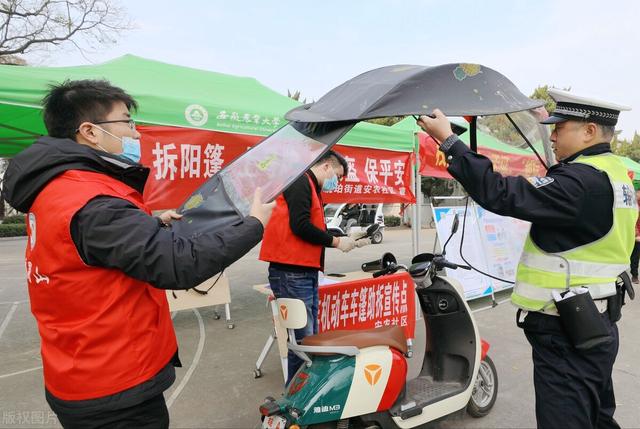 电动车规矩多，禁遮阳篷就算了，挡风被也不让用？多地回复引争议