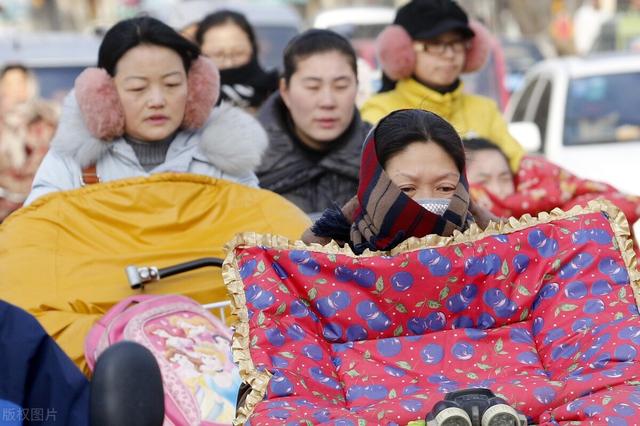 电动车规矩多，禁遮阳篷就算了，挡风被也不让用？多地回复引争议