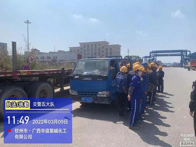 货车当成客车使！核载2人货车实载23人！