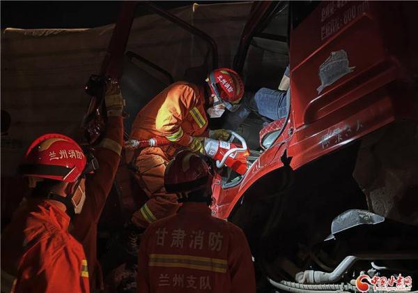 货车“追尾”司机被困 兰州消防紧急救援