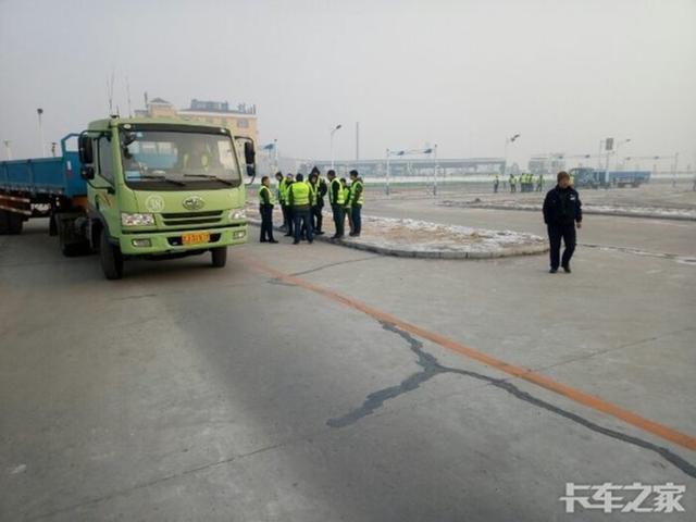 别再说牵引车属于大型货车！定义有变化，B2驾照真不能开