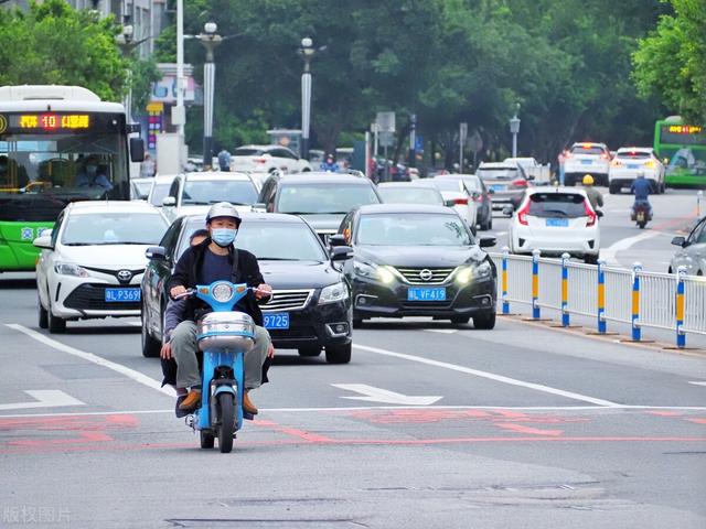 电动车上路不再“低门槛”，除上牌外还有3样必须带，车主要注意