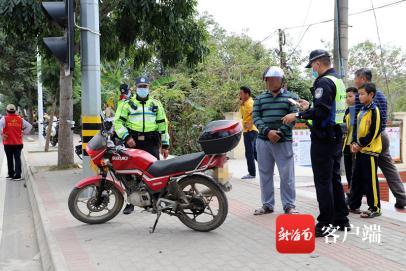 货车后斗竟挤了15人，被叫停！海南交警公布农用车违法载人案例