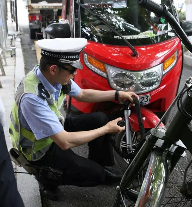 3月，低速三、四轮车上路有新要求，涉及接送孩子上下学