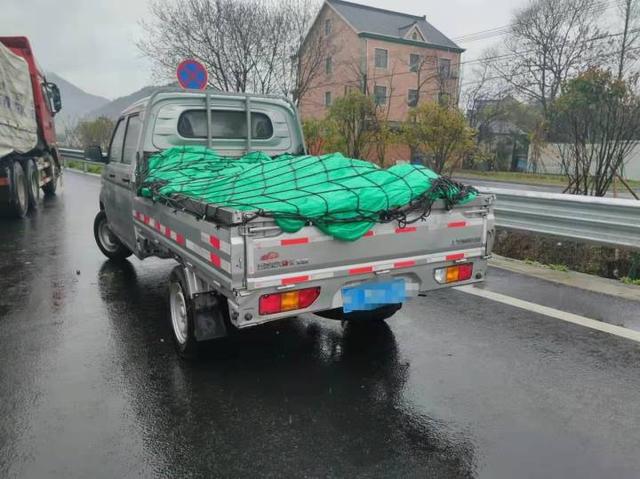 太危险，小货车连续变道惹出三车损坏的事故，杭州高速交警有话说