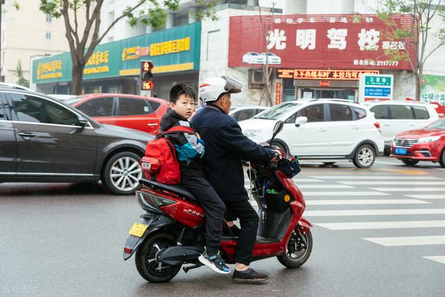 70岁以上选什么代步工具好？推荐3款车，适合买菜代步，接送孩子