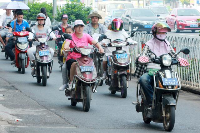 5月1日起，山东省电动车上路新规，涉及上牌、头盔、看手机等