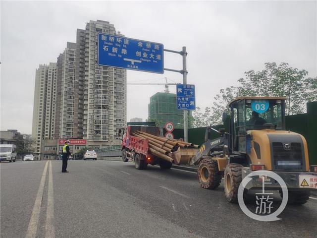 货物严重超长！货车上路百米秒变“跷跷板”