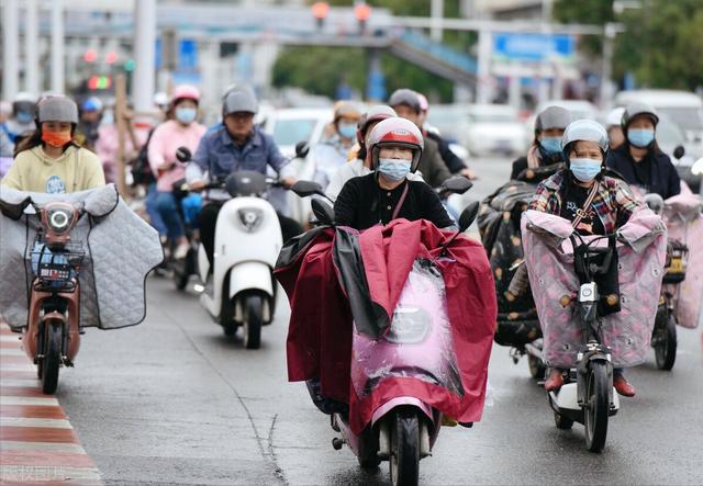 11月，电动车新规出台，上路有3个“新变化”，外卖小哥要多留神