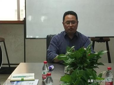 杜文龙博士为秘书处工作人员讲授电池专业知识