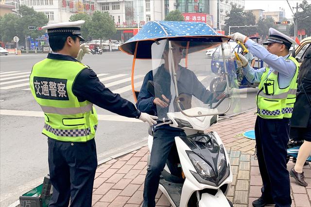 天气转冷，专家提电动车“双禁”，涉及挡风被、遮雨棚，你支持吗