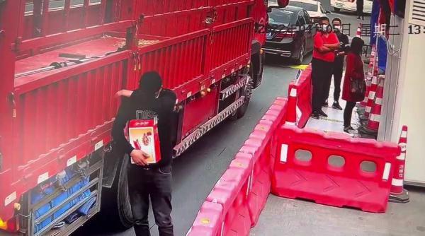7天没吃“饭”了……34岁货车司机在杭州高速口嚎啕大哭！浙江一地通知：不随意劝返