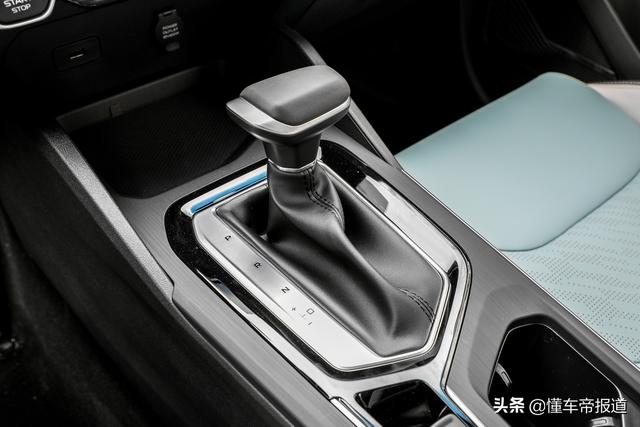 新车 | 摩登灰+蓝白内饰，吉利帝豪S跨界玩家版上市，售价8.99万元