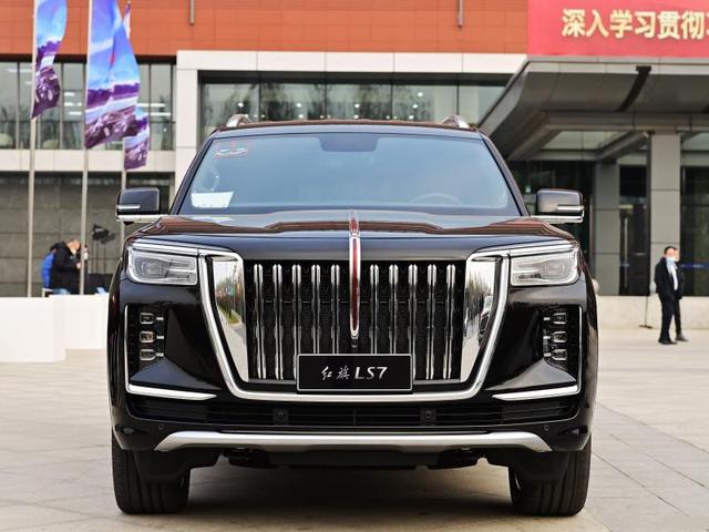 红旗超大号旗舰SUV LS7来了，近5.7米长，仅有4个独立座椅，配4.0T