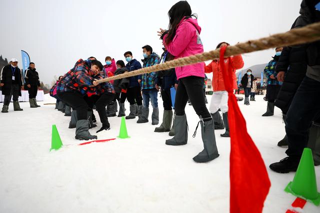 冬奥热潮滚滚 市民雪场休闲 蓝田县冰雪趣味运动会精彩举行