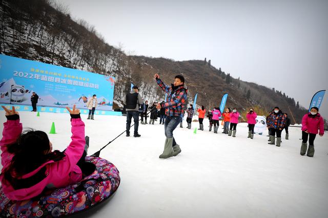 冬奥热潮滚滚 市民雪场休闲 蓝田县冰雪趣味运动会精彩举行