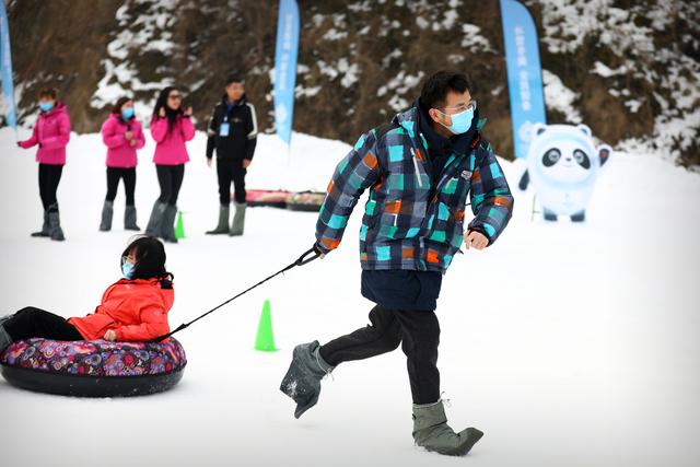 冬奥热潮滚滚 市民雪场休闲 蓝田县冰雪趣味运动会精彩举行