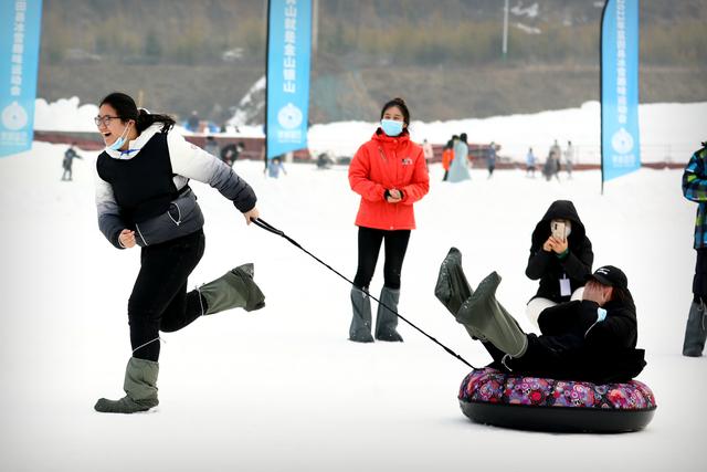 冬奥热潮滚滚 市民雪场休闲 蓝田县冰雪趣味运动会精彩举行