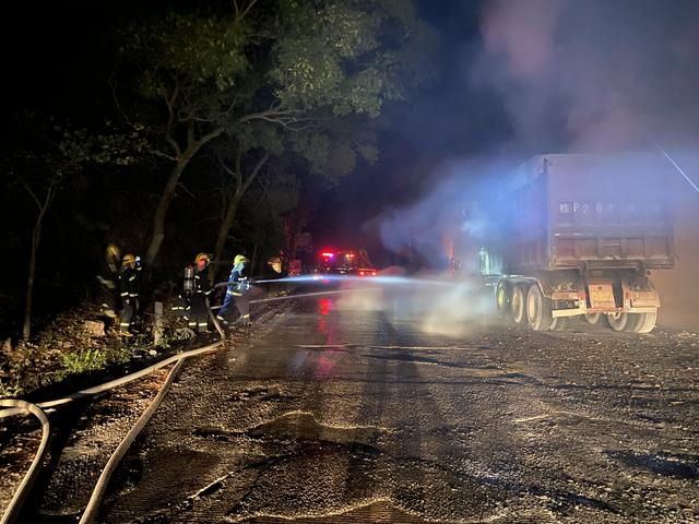 广西防城港一货车行驶中突“燃”消防部门提醒：车主切勿在车辆长时间暴晒后驾车上路