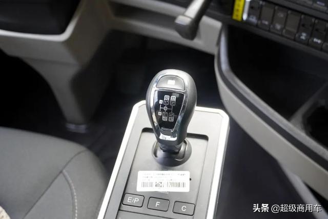 490马力16挡AMT 豪沃MAX 8x4仓栅式载货车