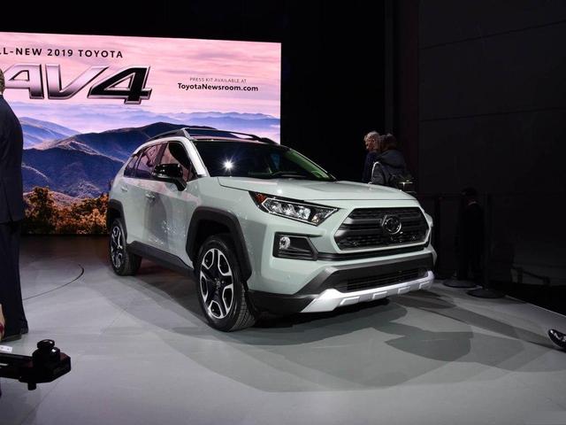 买奇骏的等等！全新RAV4来了，外观重回“小霸道”，有望搭载2.0T