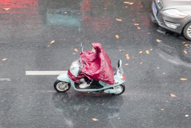 星恒锂电提示：高温雨季，电动车安全防护需注意