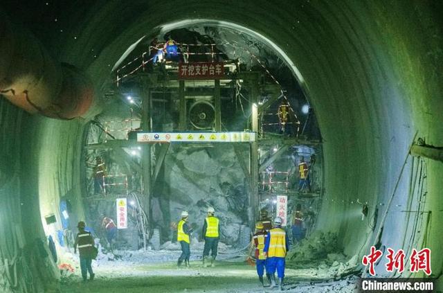 成都至兰州铁路特长和极高风险跃龙门隧道左线贯通