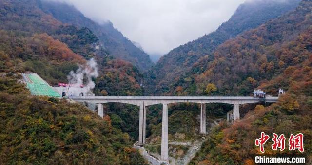 成都至兰州铁路特长和极高风险跃龙门隧道左线贯通