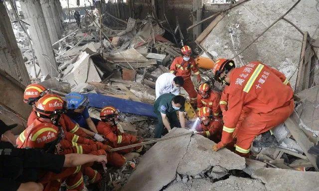 揪心！湖北十堰爆炸事故已致25人死亡，现场仍在搜救，国务院安委会挂牌督办！| 早报