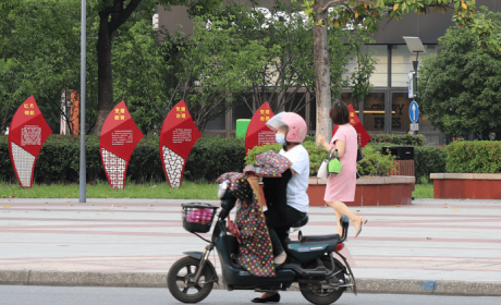 骑电动车出门要被扣车和罚款，车主觉得很委屈：是不是罚得 ... ...