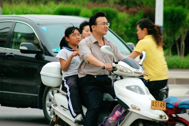 电动车到底能不能载人，怎么载人不被罚？已有标准，看官方怎么说